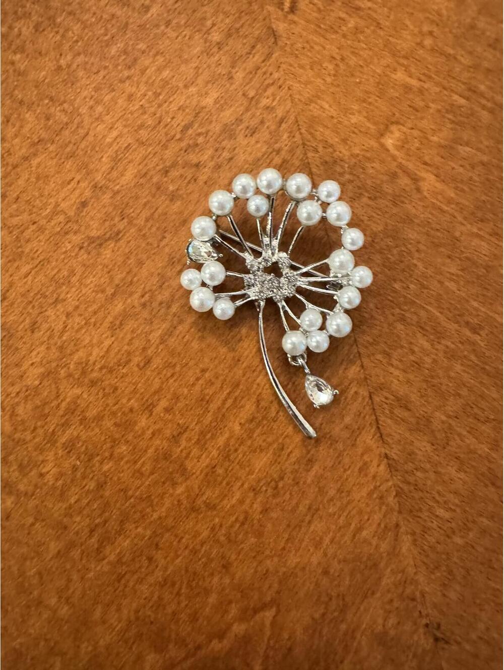 Elegant Silver Tone Pearl and Crystal Floral Brooch Pin j-144